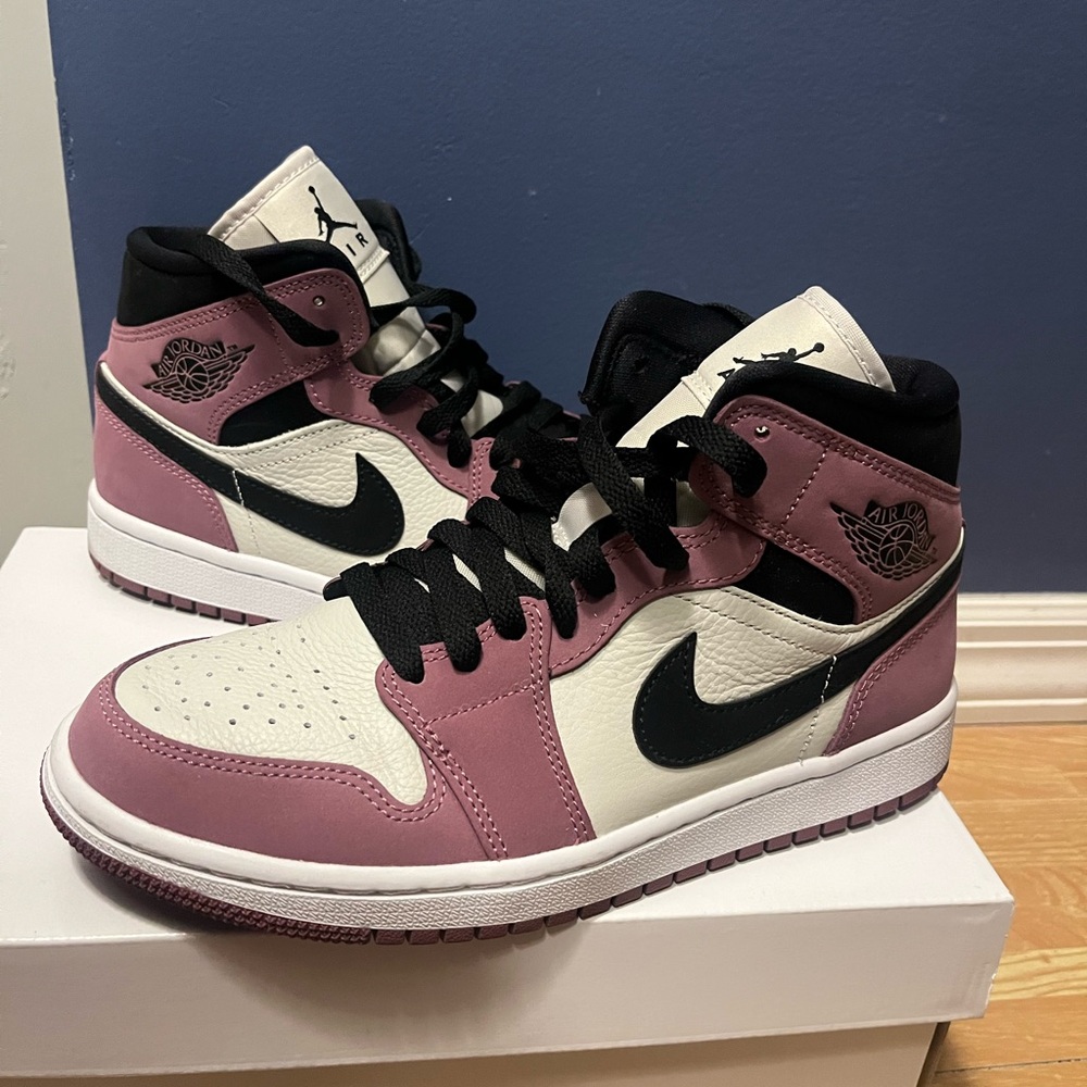 Women’s AIR JORDAN 1 Mid SE LIGHT MULBERRY/BLACK size 7 Sneakers